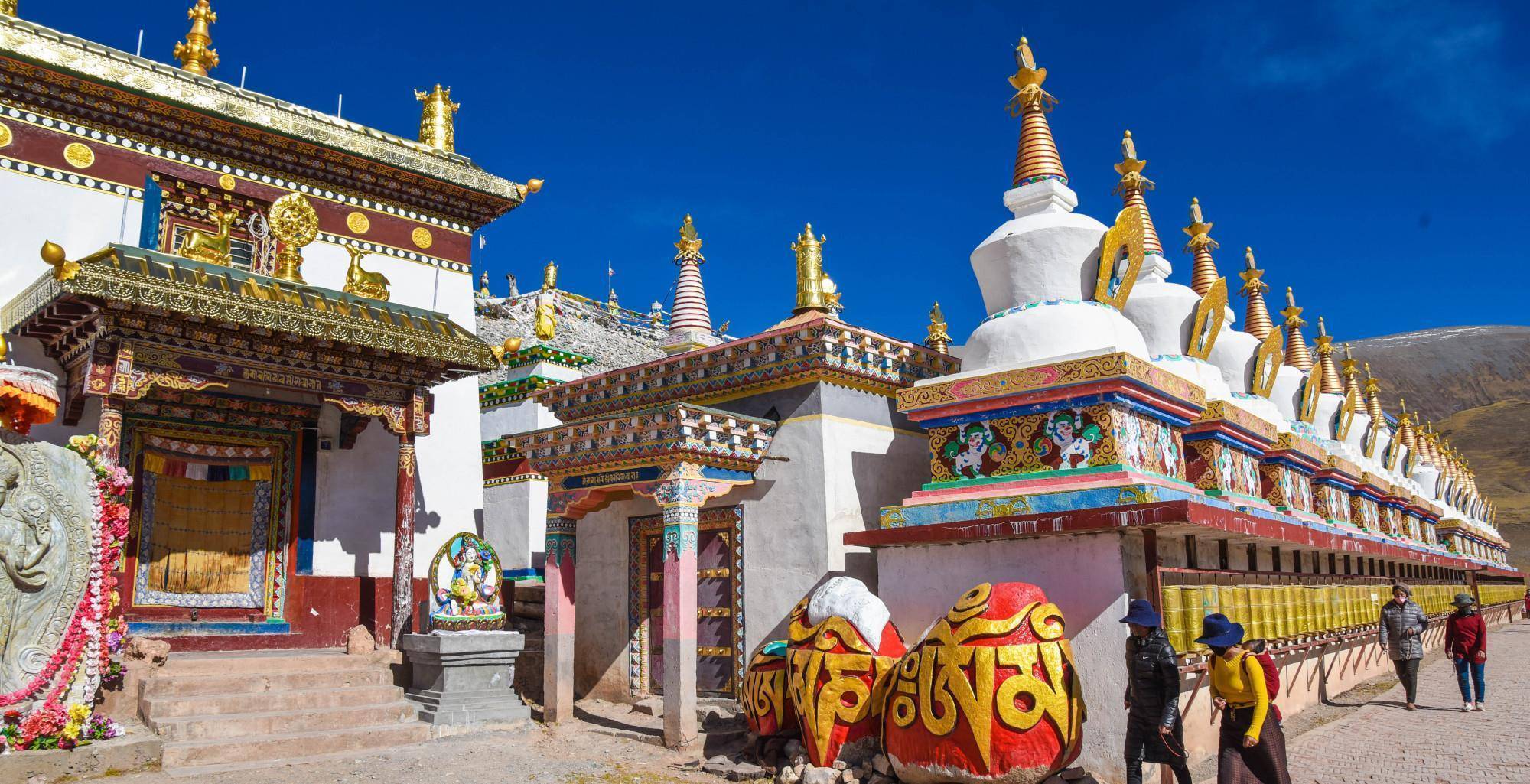 采久寺位于青海玉树的囊谦县,其在青海当地的地位非常高,相对于北京