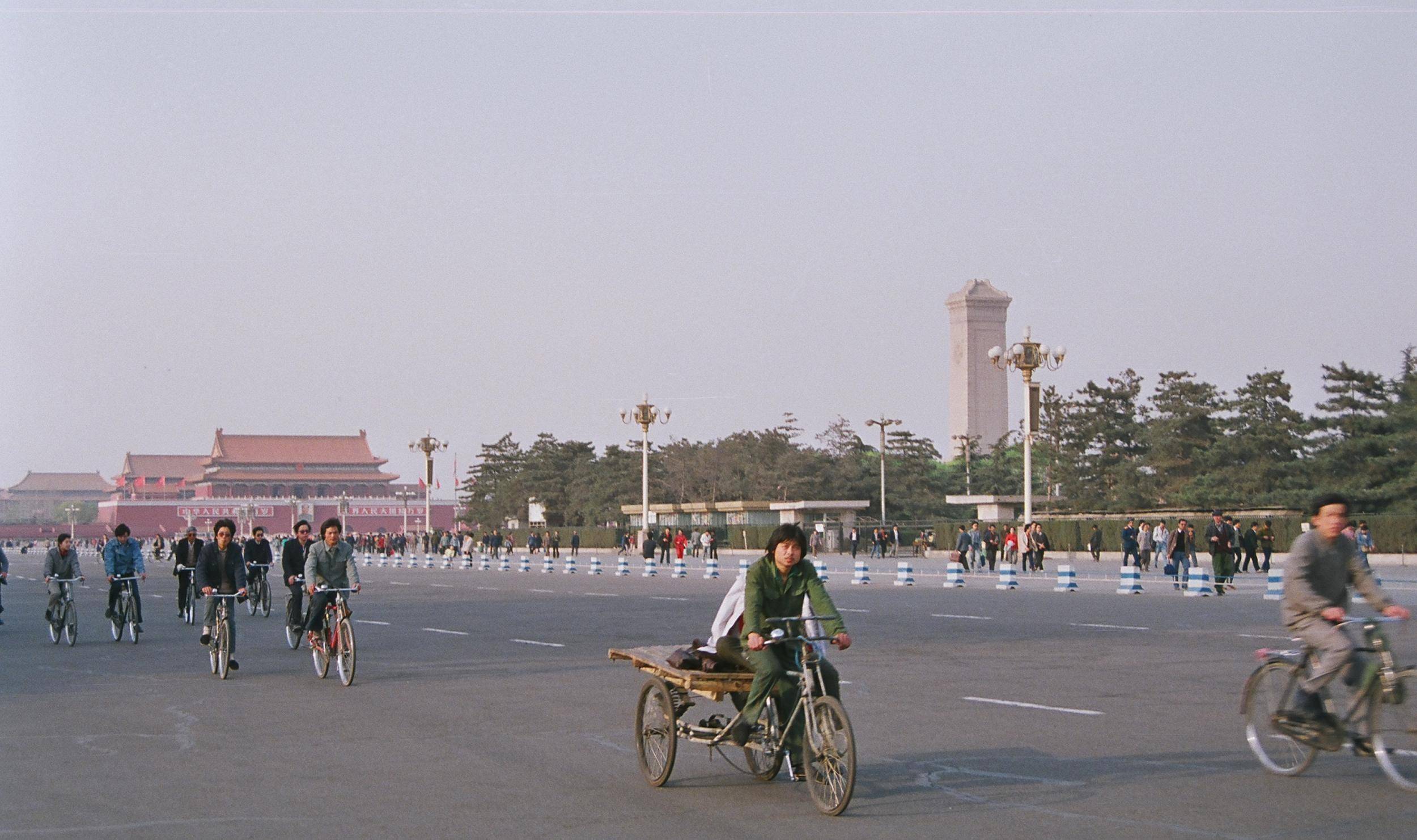40年前的老北京:图3汽水让人记忆深刻,图5情侣在故宫宫墙外约会