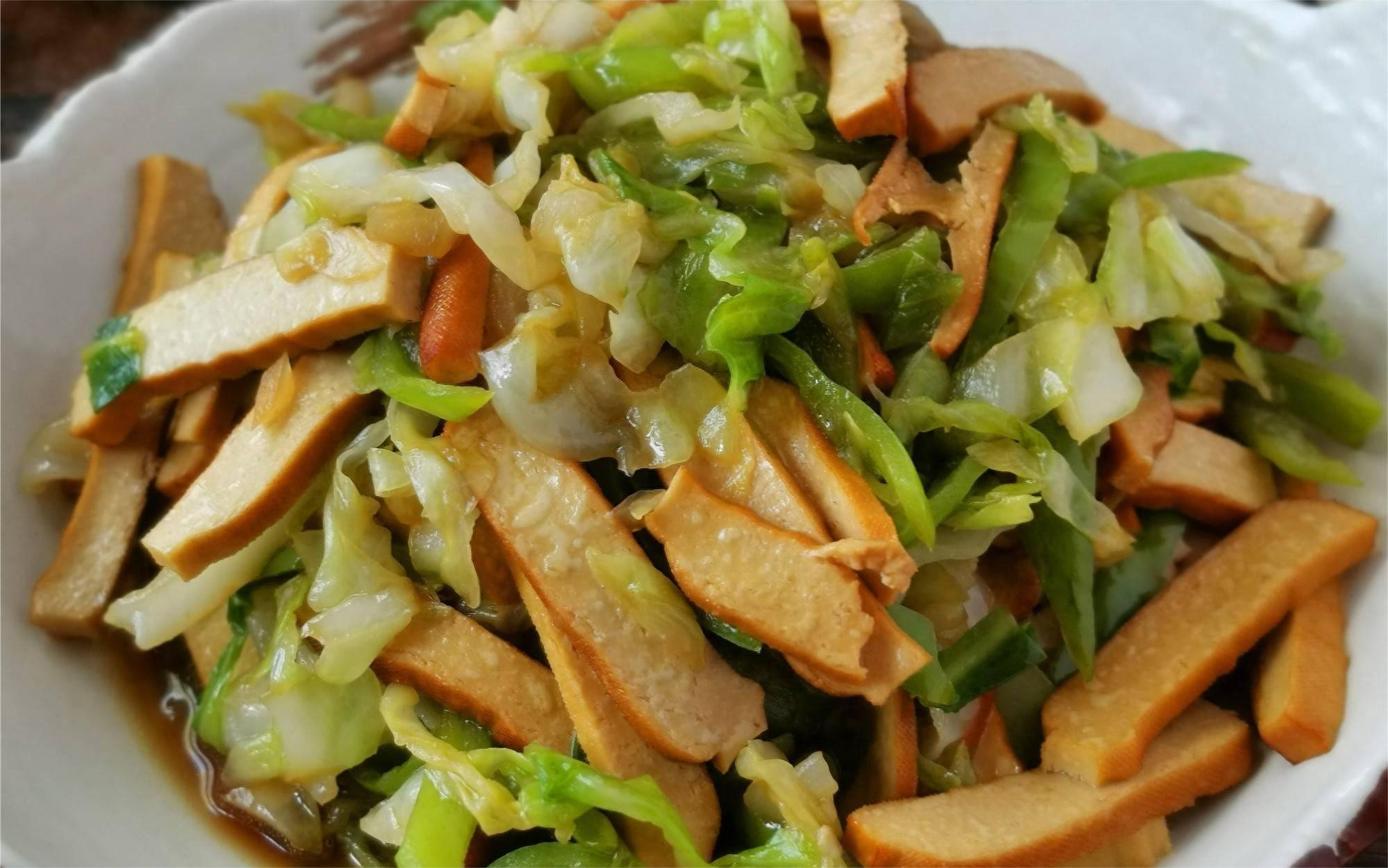 教你家常好吃的香干炒包菜,美味下饭又营养丰富,一大盘不够吃