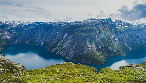 "海纳百川,有容乃大",有一个博大的胸襟能够容人容万物,这样的人才能