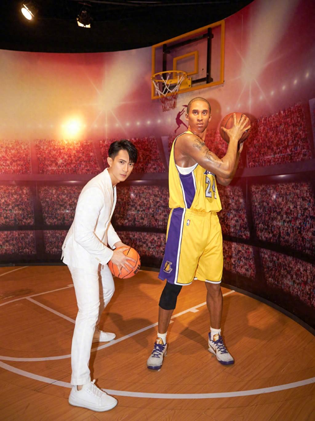 吴尊带女子参加同学会晒合照,一对比发现:中年发福有多普遍_身材_感觉