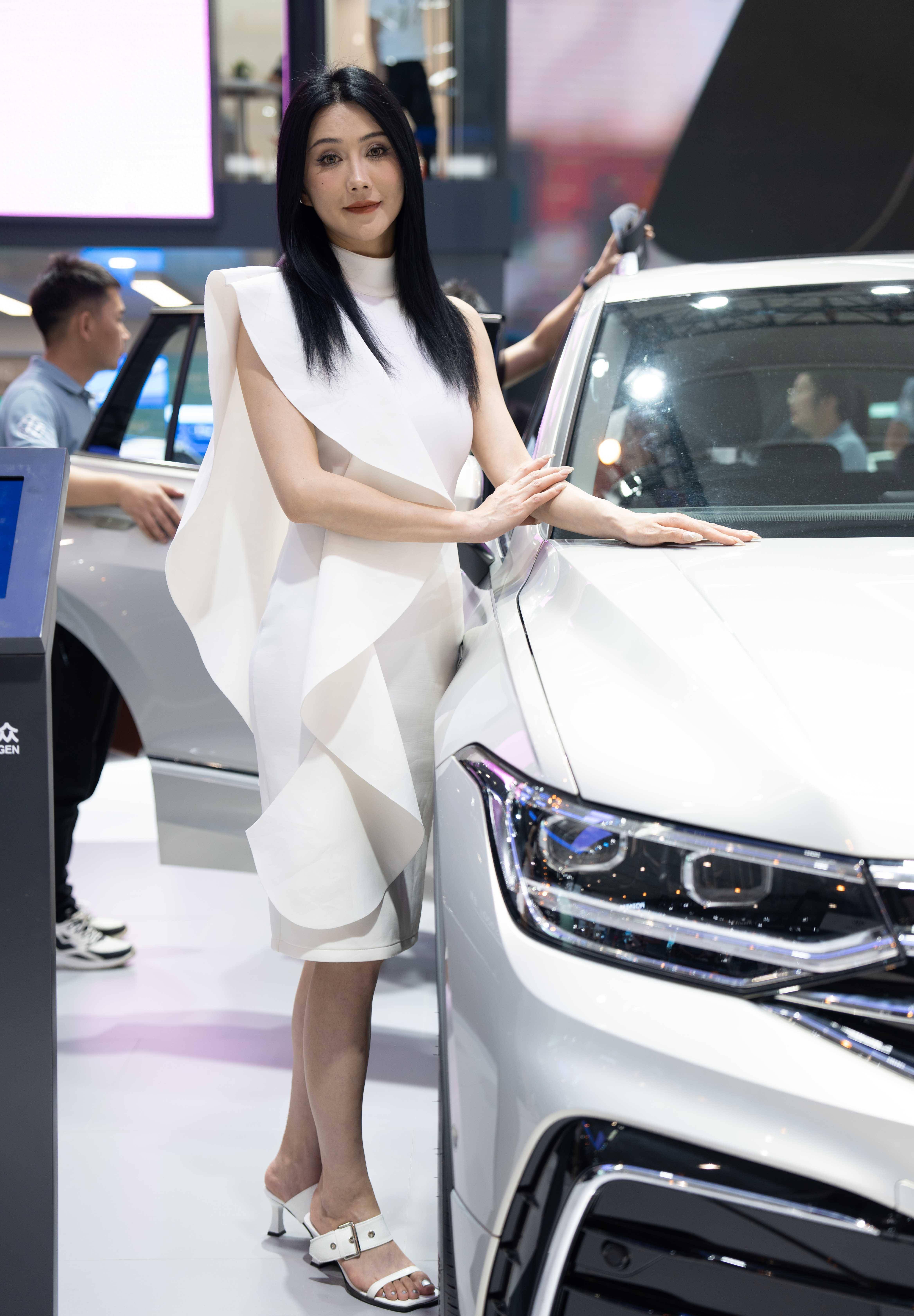 吸引了很多观众的目光,他一身白衣,表情严肃又帅气_搜狐汽车_搜狐网