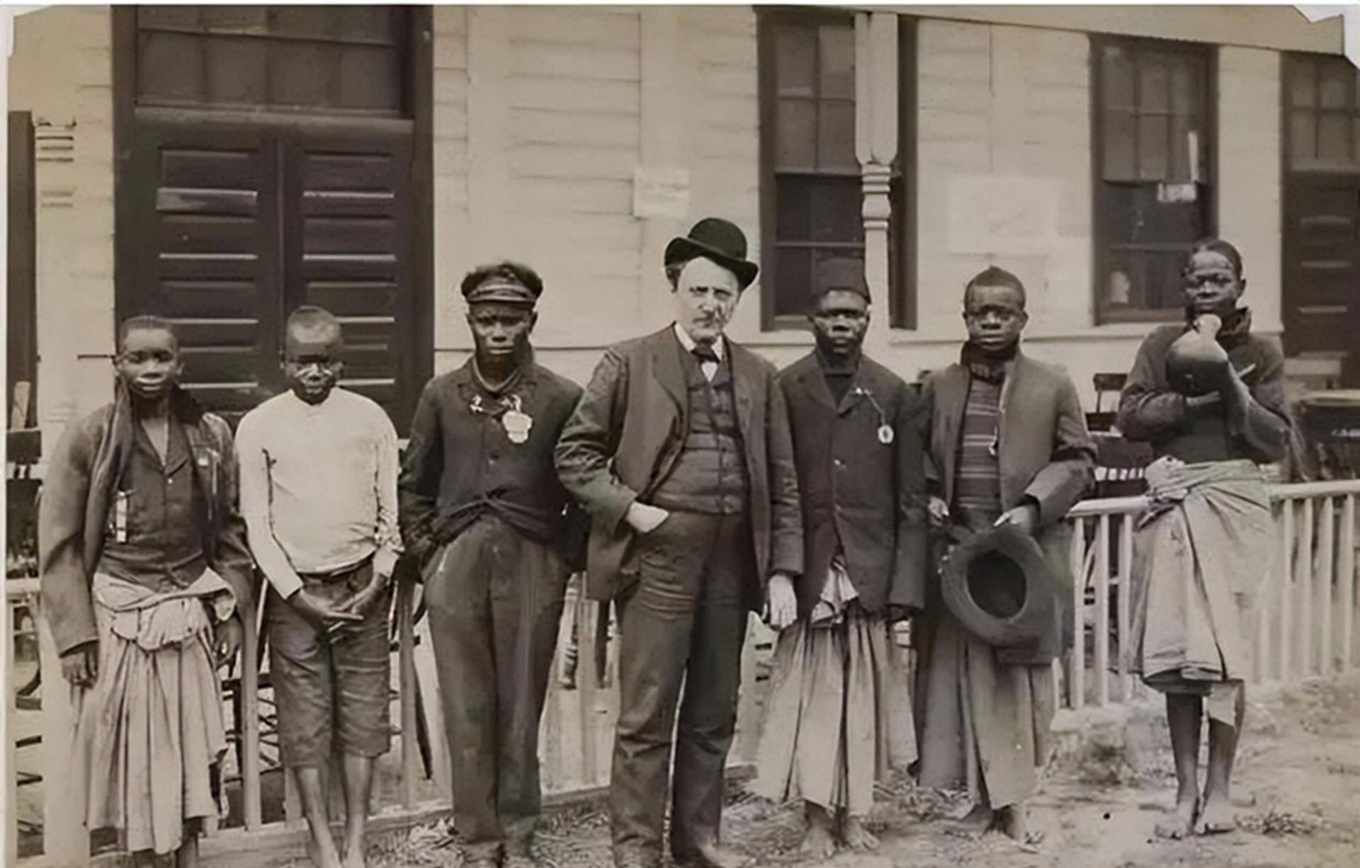 先进的船只载着长枪大炮,看着一群相对于白人来说的"有色人种",他们