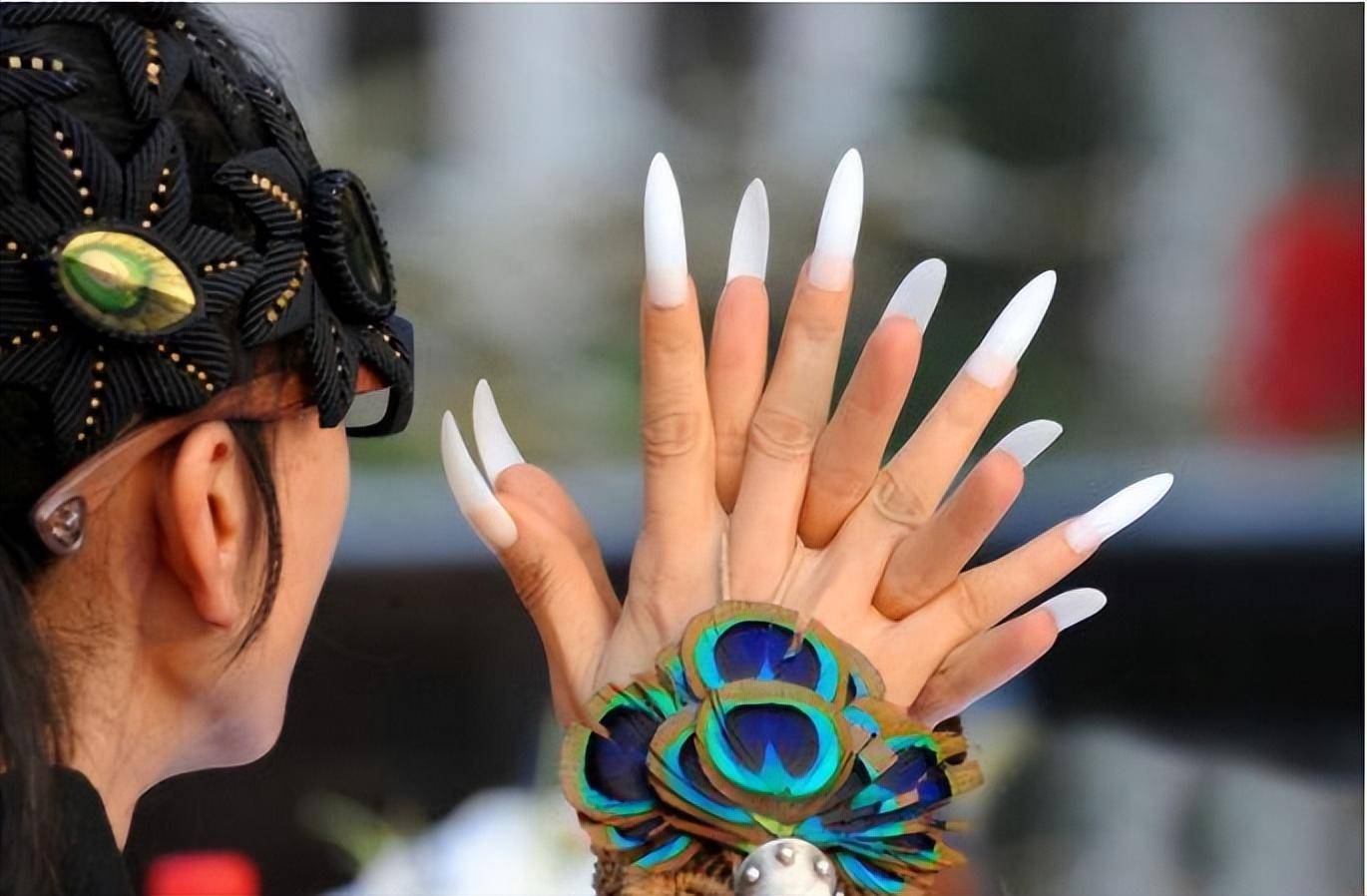 "孔雀舞第一人"惹争议:杨丽萍的舞台之路,还会如何发展?