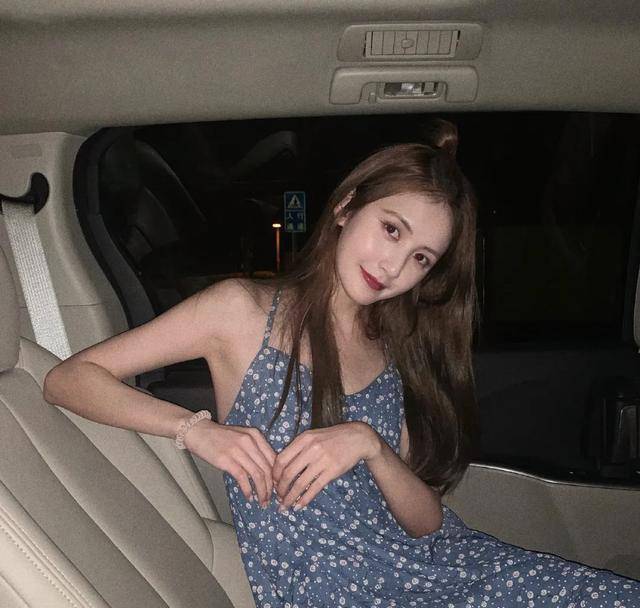 王思聪女友甜仇有意思!穿吊带裙"车内"拍性感照,王思聪掌镜?