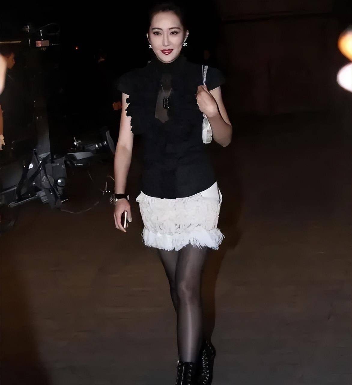 鹅毛短裙搭配黑色丝袜,孟广美大秀女子风采,网友:了不起!