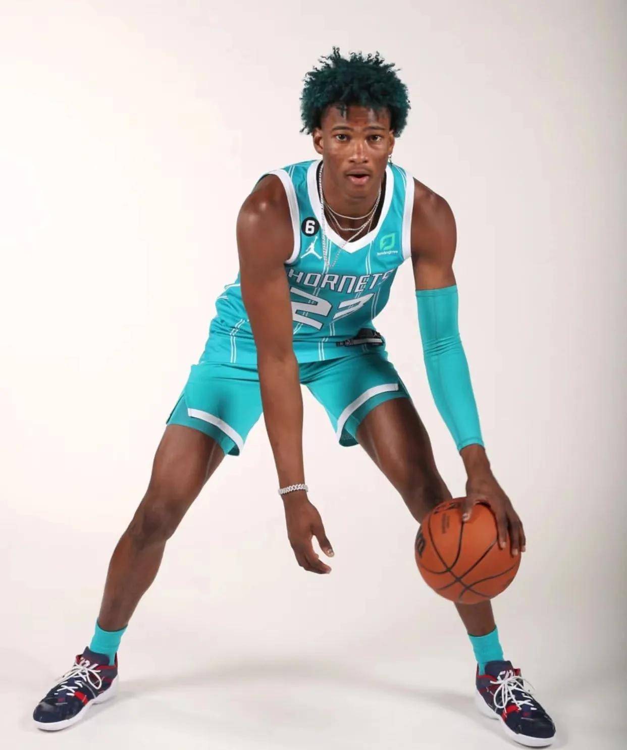 黄蜂裁掉22岁小将琼斯,勇士或可考虑签下他_萨里奇_身高_首轮