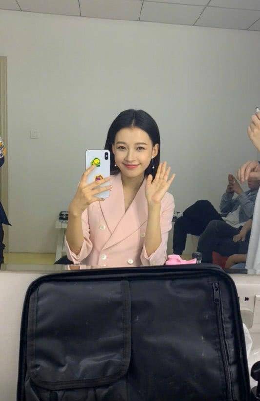 其实可以发现,如果像孙怡这个年龄的女星,一定会在事业上非常的拼