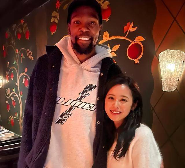 渡边雄太的妻子太漂亮了,杜兰特都表示很欣赏这个美女!