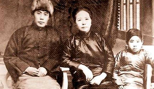 他是抗战中牺牲的高级军官,阵亡后父母不知情,妻子偷写家书安慰