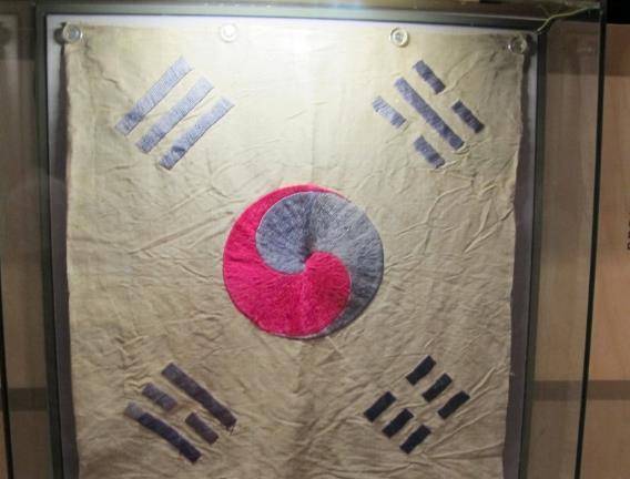 韩国急于"去中国化",把国旗上的四卦改为八卦,把"大清国属高丽国旗"8