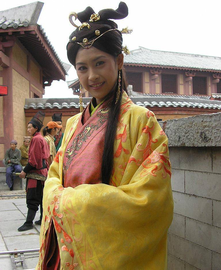 刘弗陵所出生宫殿的宫门被汉武帝改为"尧母门".