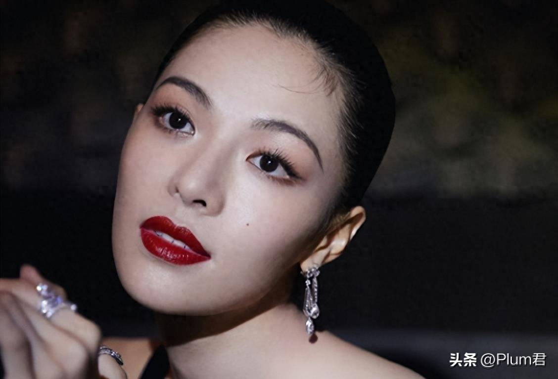 被冯小刚捧红,成龙接着捧,洪金宝等着捧,年纪轻轻就被大佬钟爱_钟楚曦