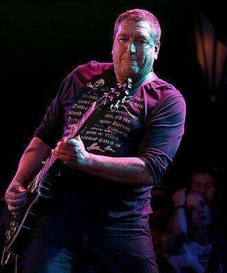 自性手枪乐队吉他手stephenphilipjones使用的吉他型号gibsonlespaul