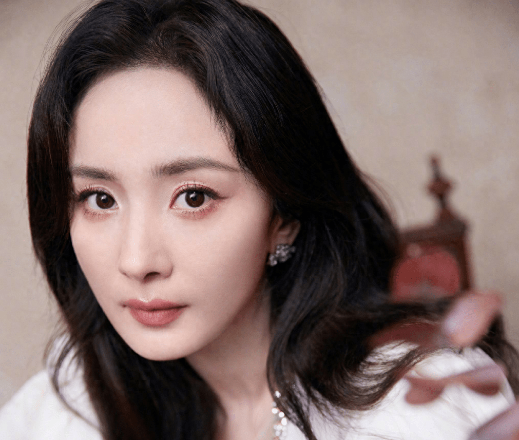 杨幂造型惹粉丝吐槽,白裙大波浪被指审美疲惫,还穿过季高定_礼服_服装