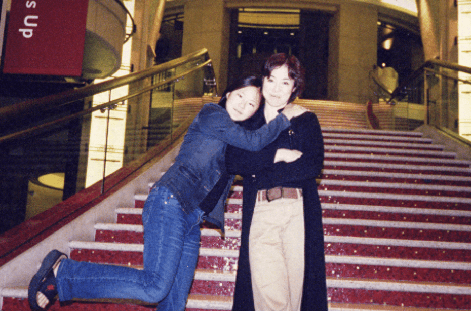 1985年,盖克赴美发展,丈夫对她说:不可以给美国人当保姆