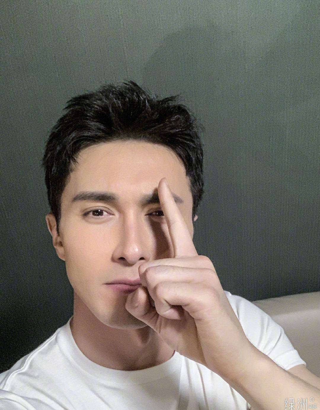 深情的高伟光紫衣仙气十足,这个男演员把紫色穿得高级又禁欲!