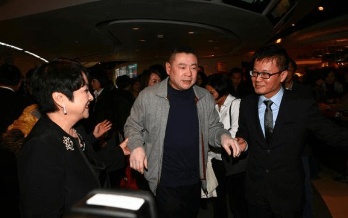 香港富豪坐拥千亿,后来通过朋友认识了许家印,却被坑走2百多亿_刘銮雄