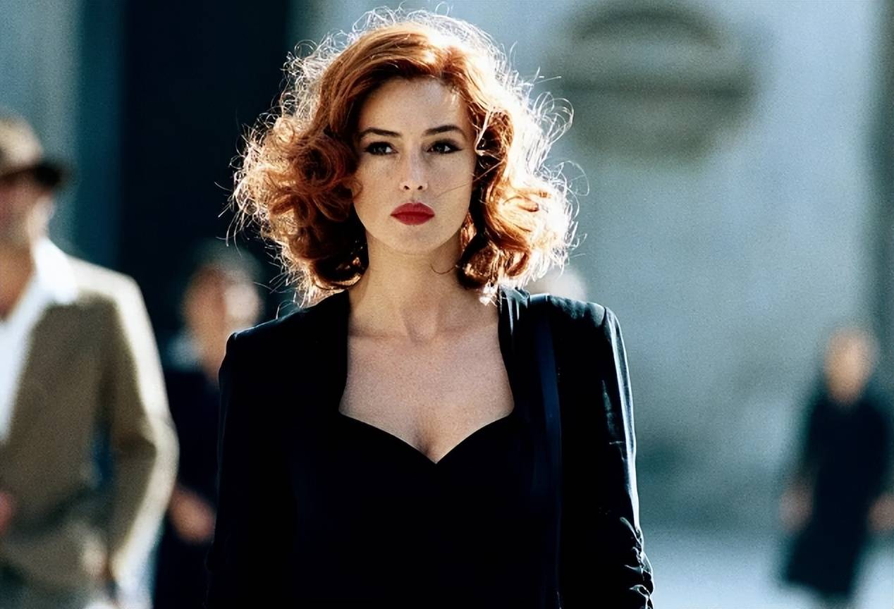 59岁"球花"莫妮卡正式公布恋情,与男友牵手走红毯,男方超得意_蒂姆