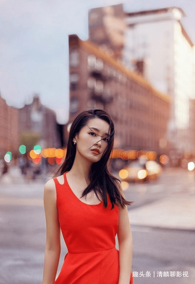 李沁街头写真,一袭红色长裙,好迷人!_目光_表情_围栏