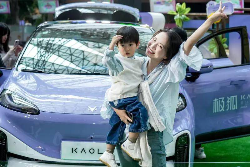 首款“母婴友好型汽车”!极狐汽车考拉成都火爆交付_搜狐汽车_搜狐网