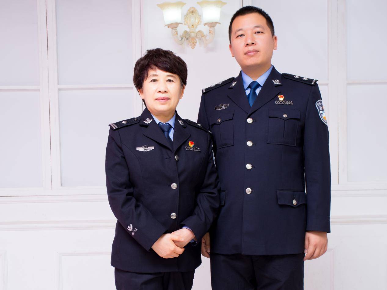 藏蓝警服图片