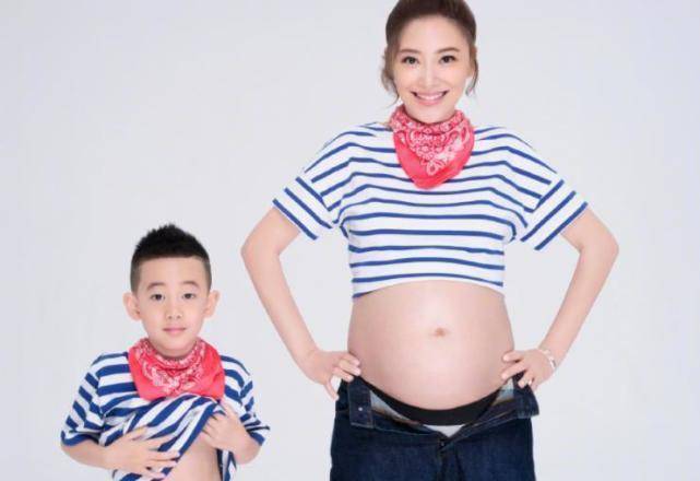 应采儿拍孕期照,jasper学妈妈露肚子,表情像极了陈小春_时候_镜头