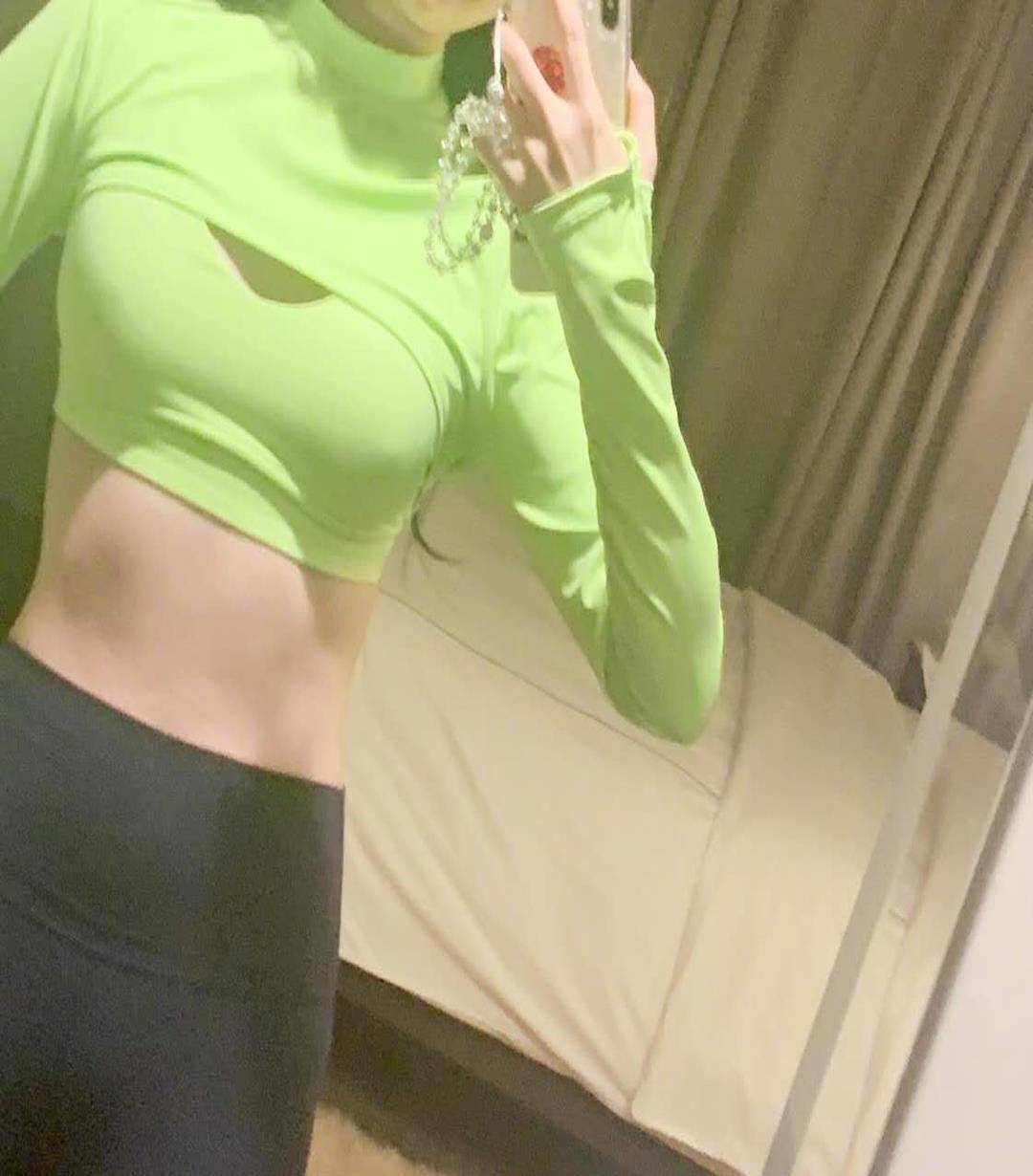 女神刘亦菲晒出健身照,展示细腰马甲线的身材及肌肉锻炼成果!