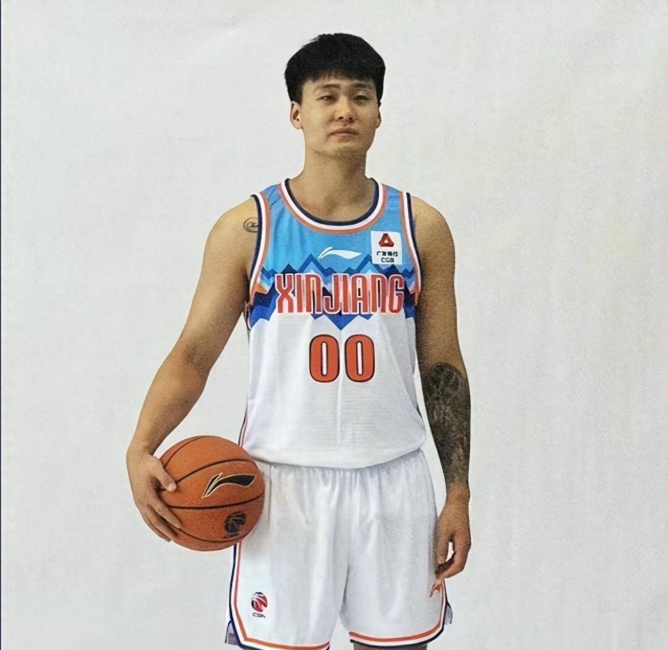 赵睿新疆队首次品尝食堂抓饭,味道让人过瘾_网友_队友_环境