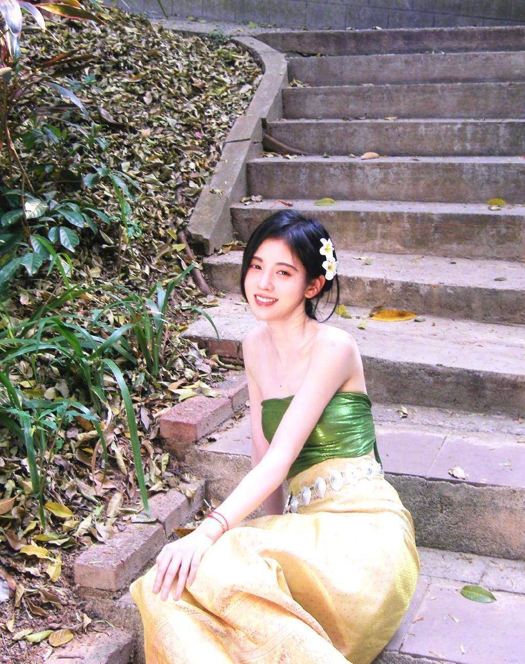 鞠婧祎发文晒照上热搜,身穿傣族服饰似精灵,肤色白得晃眼_元气_少女