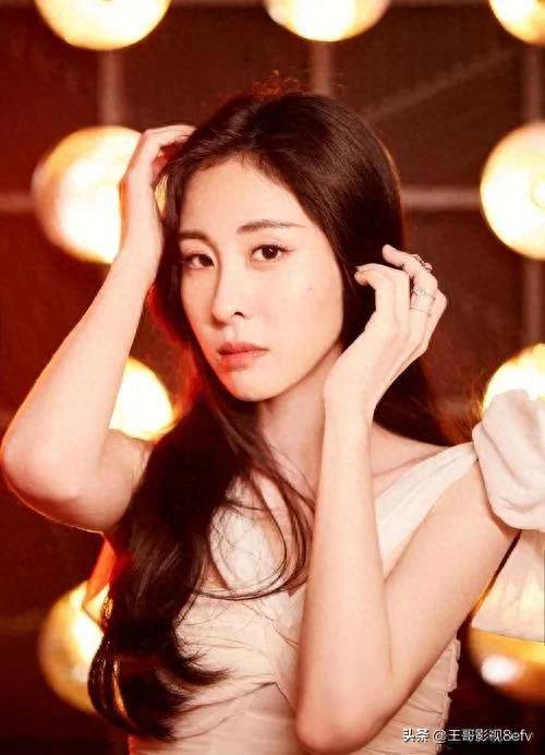 2013年7月,张碧晨以韩国女子组合sunny days的成员身份正式出道,并