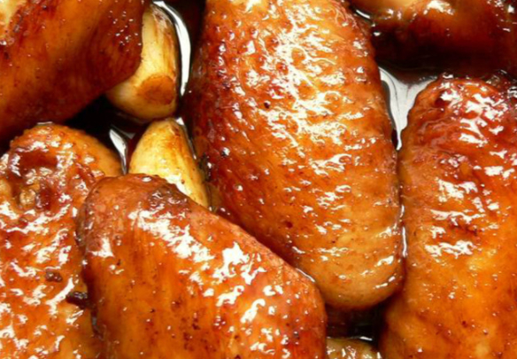 可乐鸡翅:用料:鸡翅500克,可口可乐一罐.