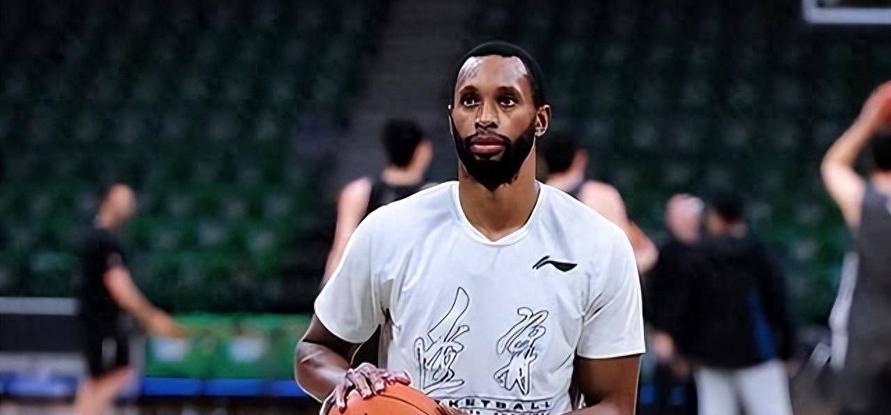 弗格惊天决定曝光,辽宁球迷兴奋不已,cba最佳万元店当之无愧_教练席