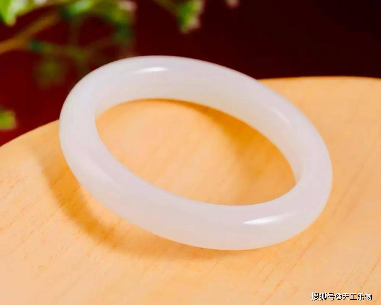 比如俄巴沙料,黑皮料,青海野牛沟料,黑山料,米达料,95于田料,这些料子