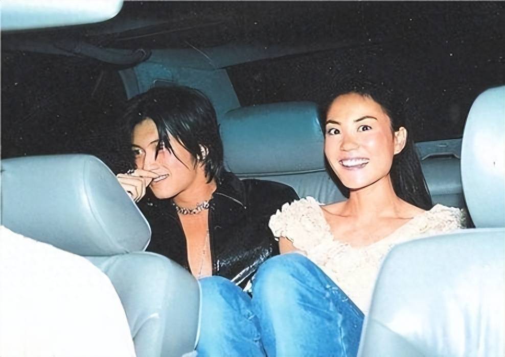 王菲现身京城,挺着大肚子为男友庆生显激动,霆锋紧急作出回应!