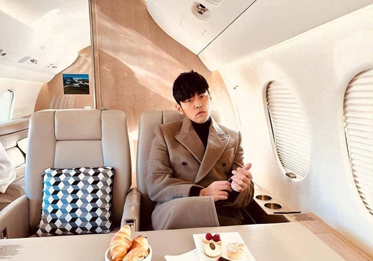 周杰伦乘坐私人飞机满世界游玩,下一部"最伟大的作品"要等何时_周董