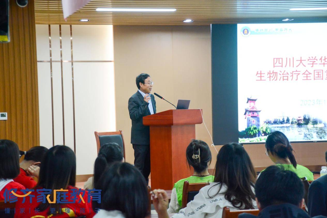 在学生和家长们的期待中,四川大学华西生物治疗国家重点实验室杨金亮