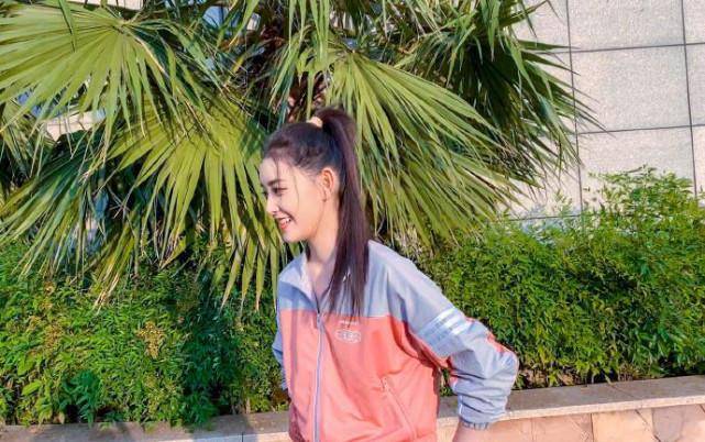 蒋依依"素颜女神",扎高马尾穿一套粉蓝拼接的运动装,超清新唯美_气质