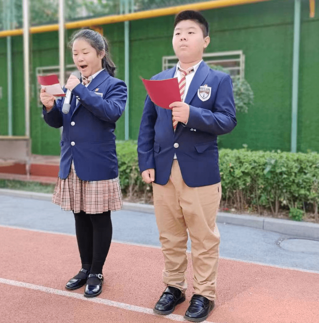 天津河西华星学校小学部开展尊重师长主题升旗仪式