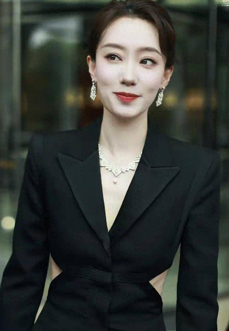 张小斐不能再减肥了,她穿着腰带西装裙秀出蚂蚁腰,身材诱人_连衣裙