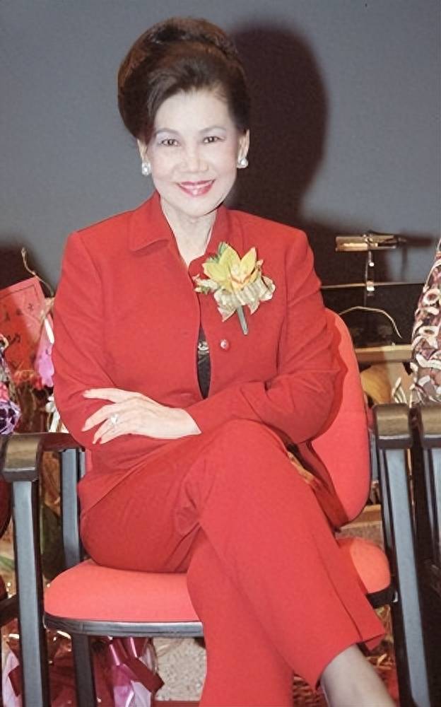 就连名声在外,很喜欢人家喊她"霍太太"的二房冯坚妮,遇到跟吕燕妮同