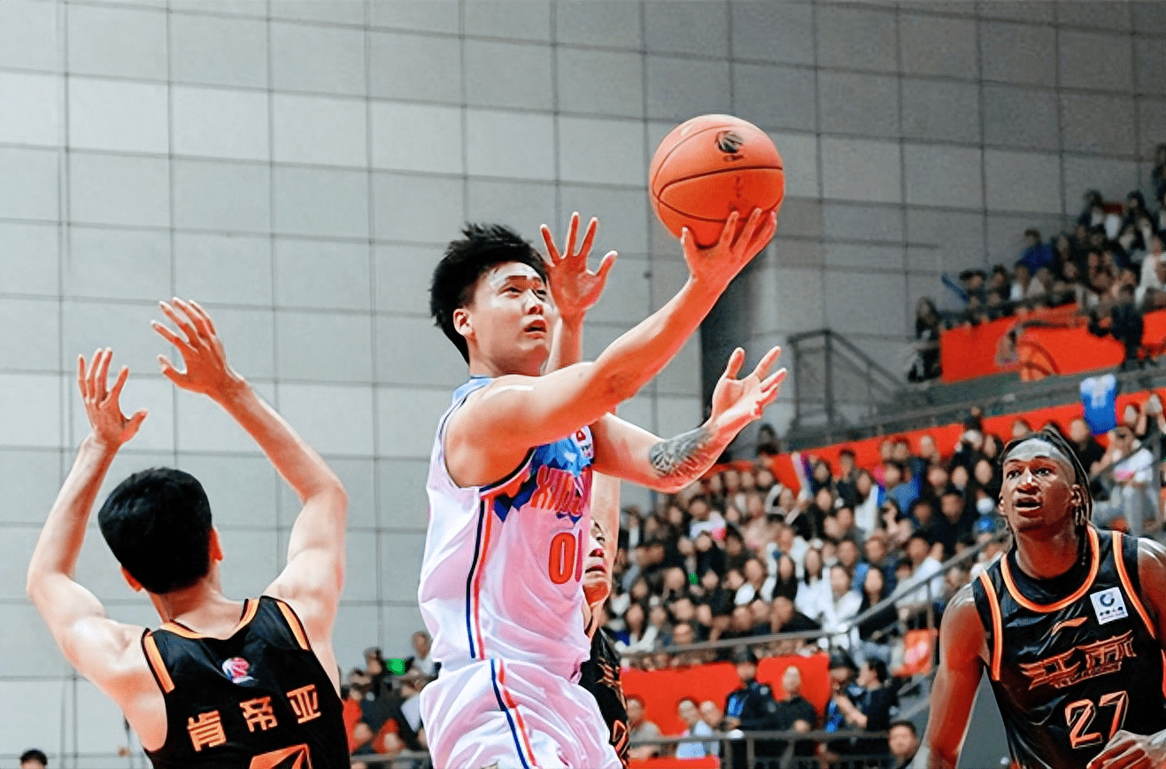 岭北战狼队对阵岭南朱雀队，拉力赛季后赛险胜，内线统治篮板——团队防守值得称道的简单介绍