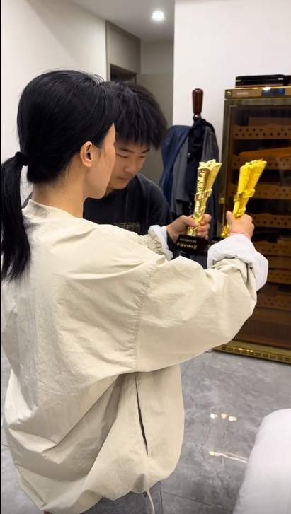 王楠生日儿子为她颁发中国好妈妈奖,巨富老公喜提中国好爸爸_郭麒