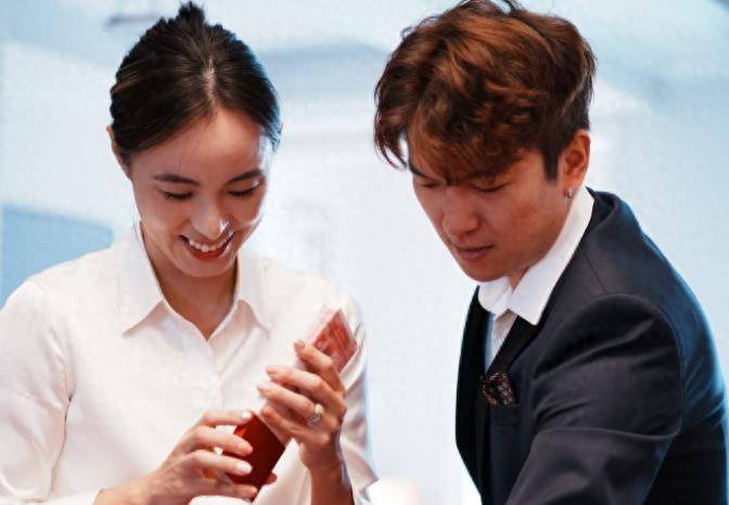 前我们网球一姐王蔷恋爱官宣订婚,与小2岁男友相拥笑开花_恋情_祝福