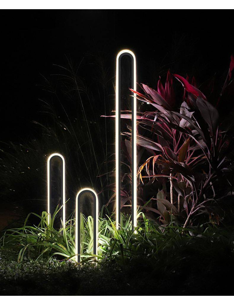 现代草坪灯:其设计风格多采用现代的艺术元素,采用简约式的手法表现