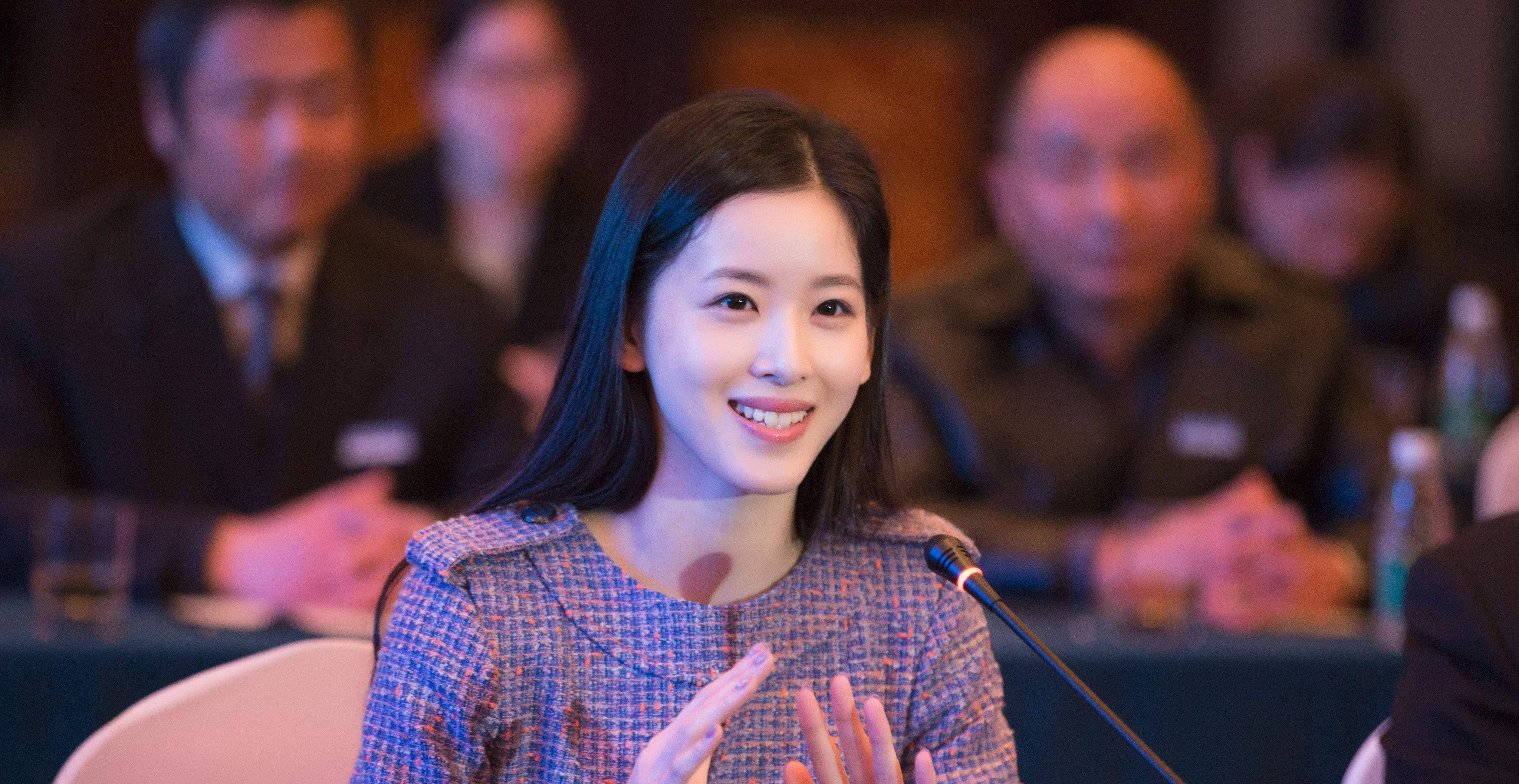 怪不得刘强东说"不知妻美",章泽天素颜照曝光,差距确实有点大_妻子_不