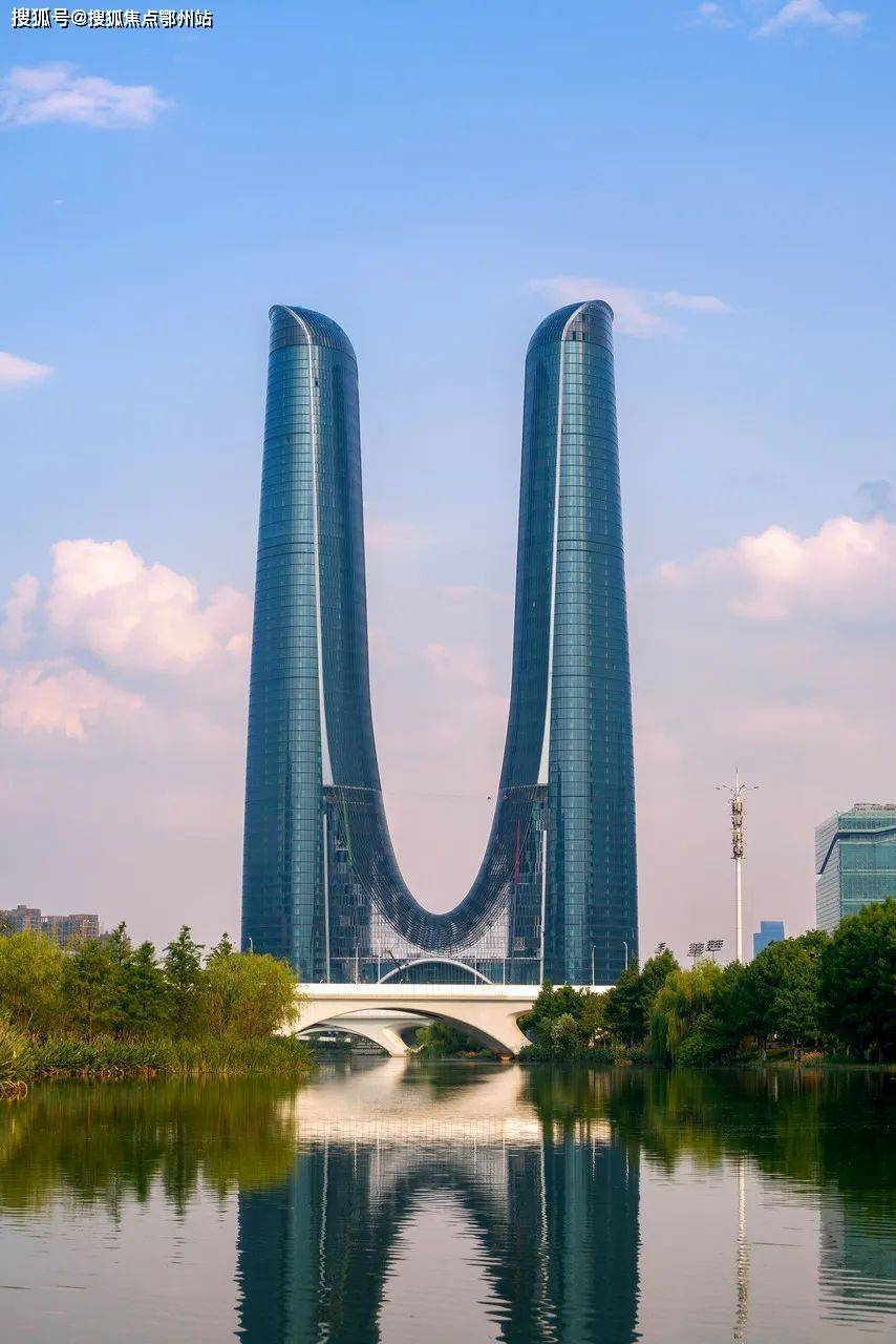 点击添加图片描述(最多60个字) 编辑除了奥体中心建筑群,另一大城市