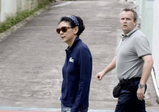 在街头拍到李嘉诚约会,95岁成秃顶老爷爷,周凯旋62岁打扮还这么时髦!