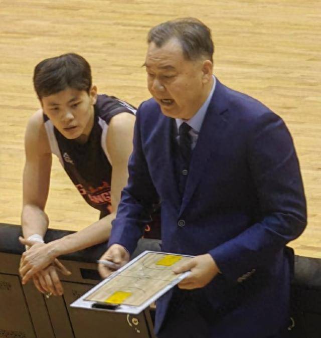 被保安架走 摔跟头,扎心原因揭晓_杨淑玉_杨舒宇_球迷