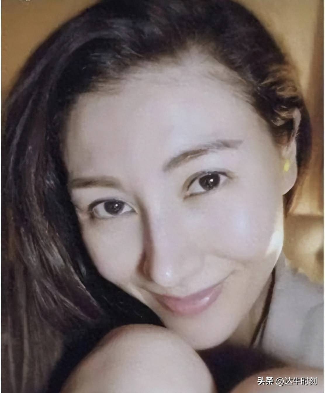 52岁李嘉欣美在生活,素颜抢眼挡不住腿,任意摆拍美妙如花_婚姻_美貌